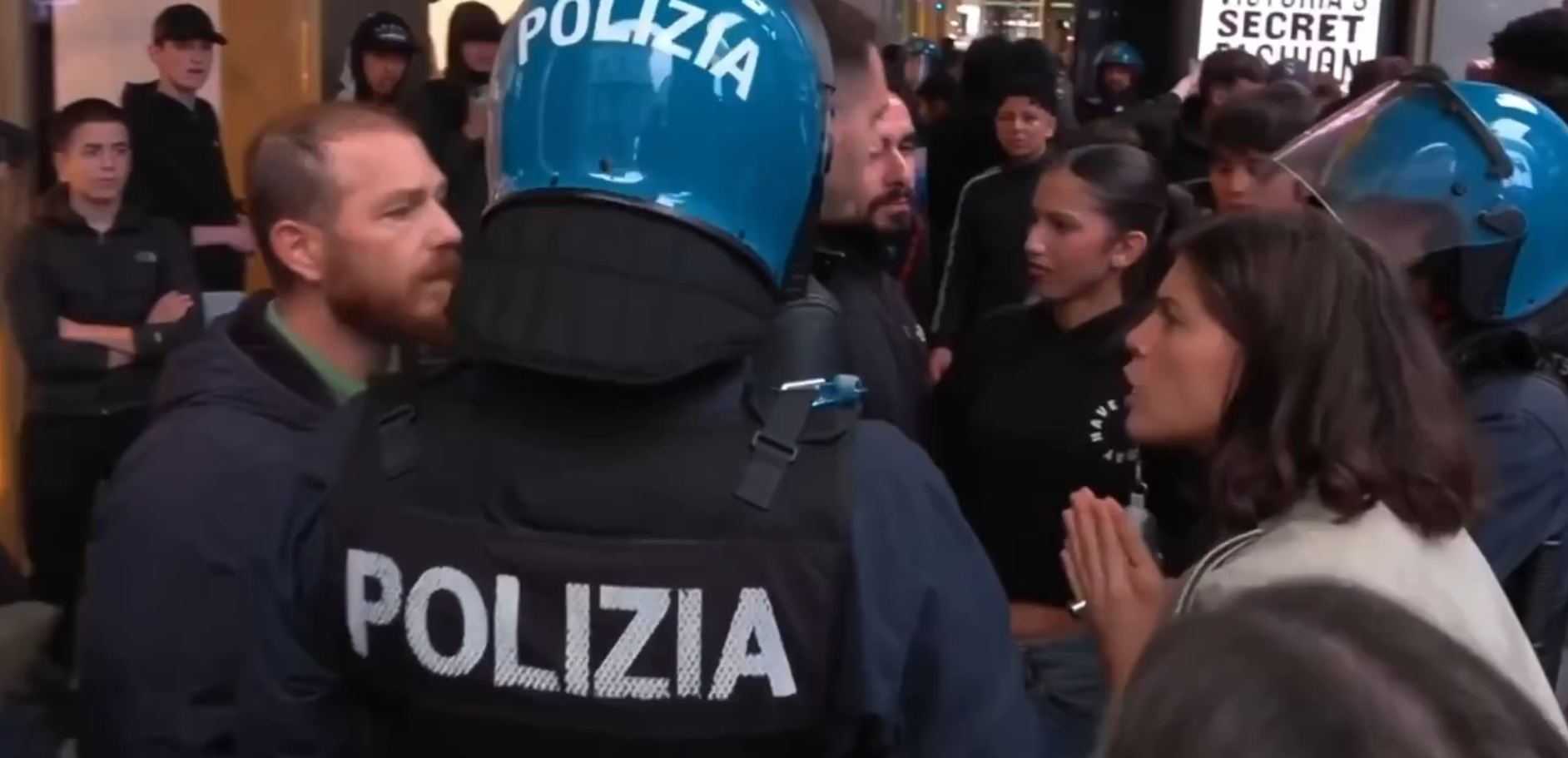 法国新革命之意大利版一位自由派意大利女性对警察大喊，说他们对第三世界移民太苛刻了