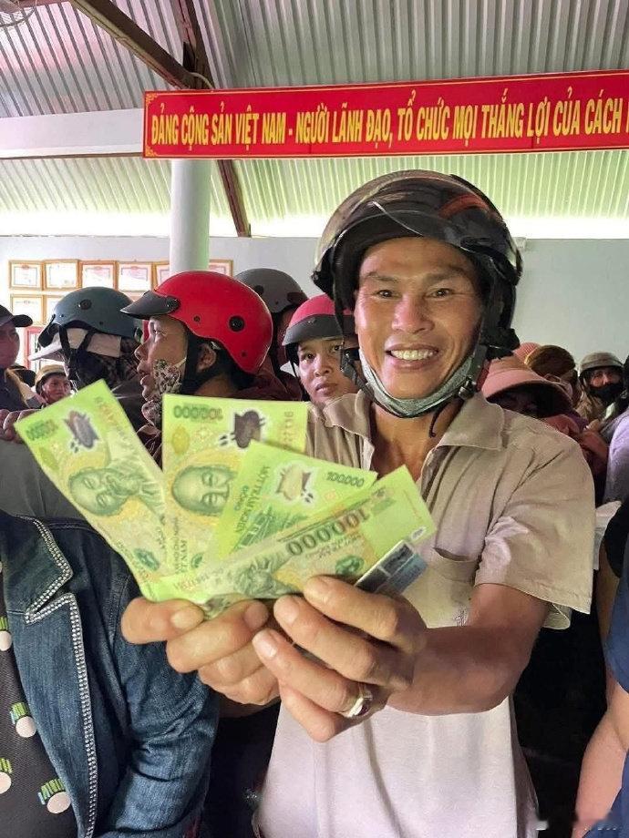 越南国庆发钱，每人10万越南盾，约合人民币27元。 ​​​