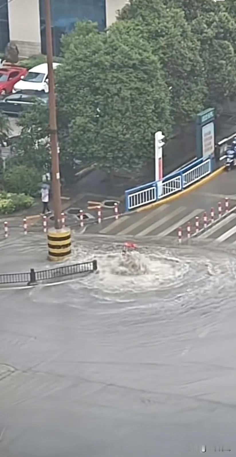大家能猜出来这是三门峡主城区的拿一个地方吗？今天早上8点多三门峡主城区受到了大雨