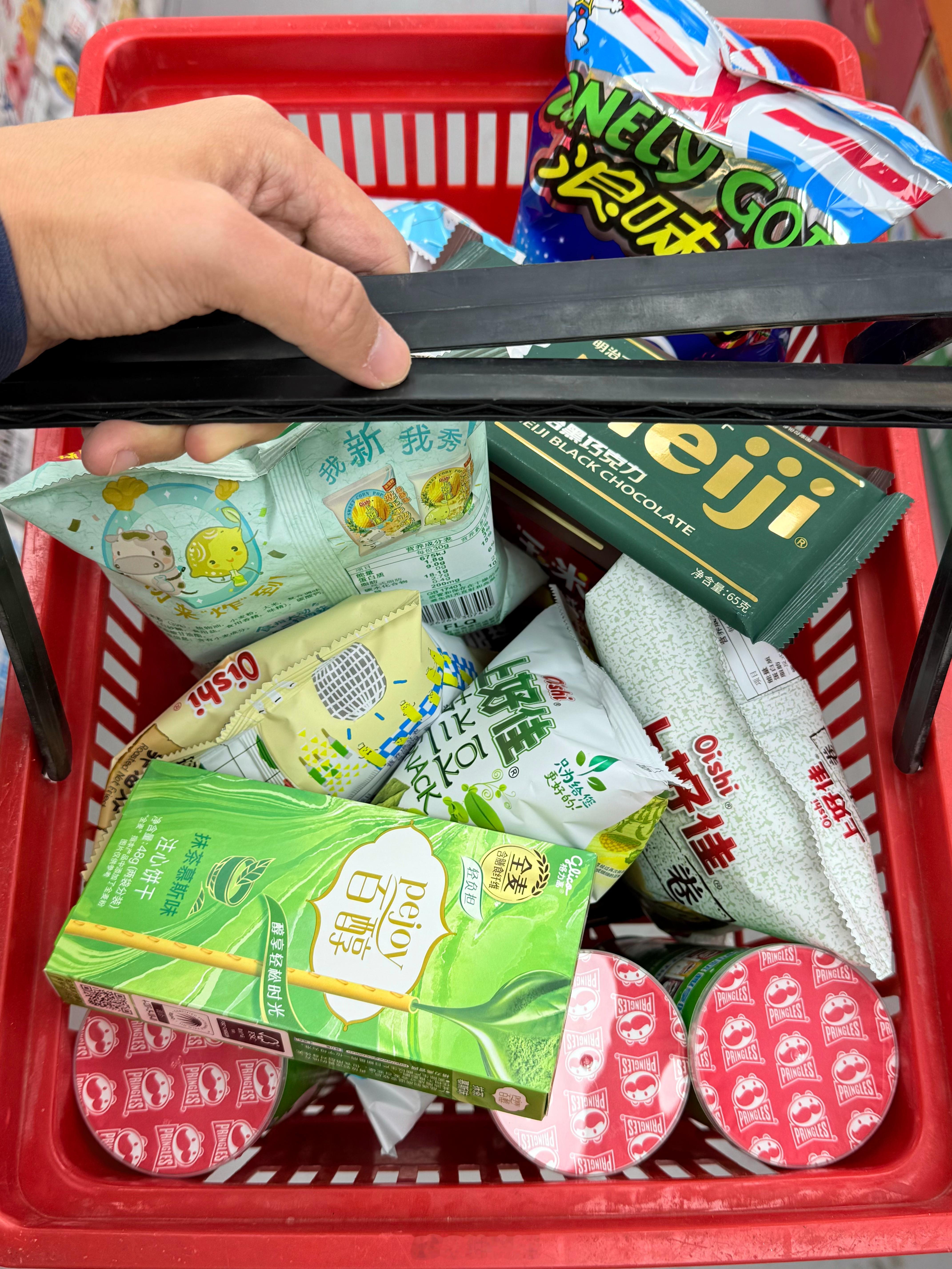 给自己采购一些年货[开学季]小时候这种膨化食品都有小包装，一两块钱一袋，吃起来口