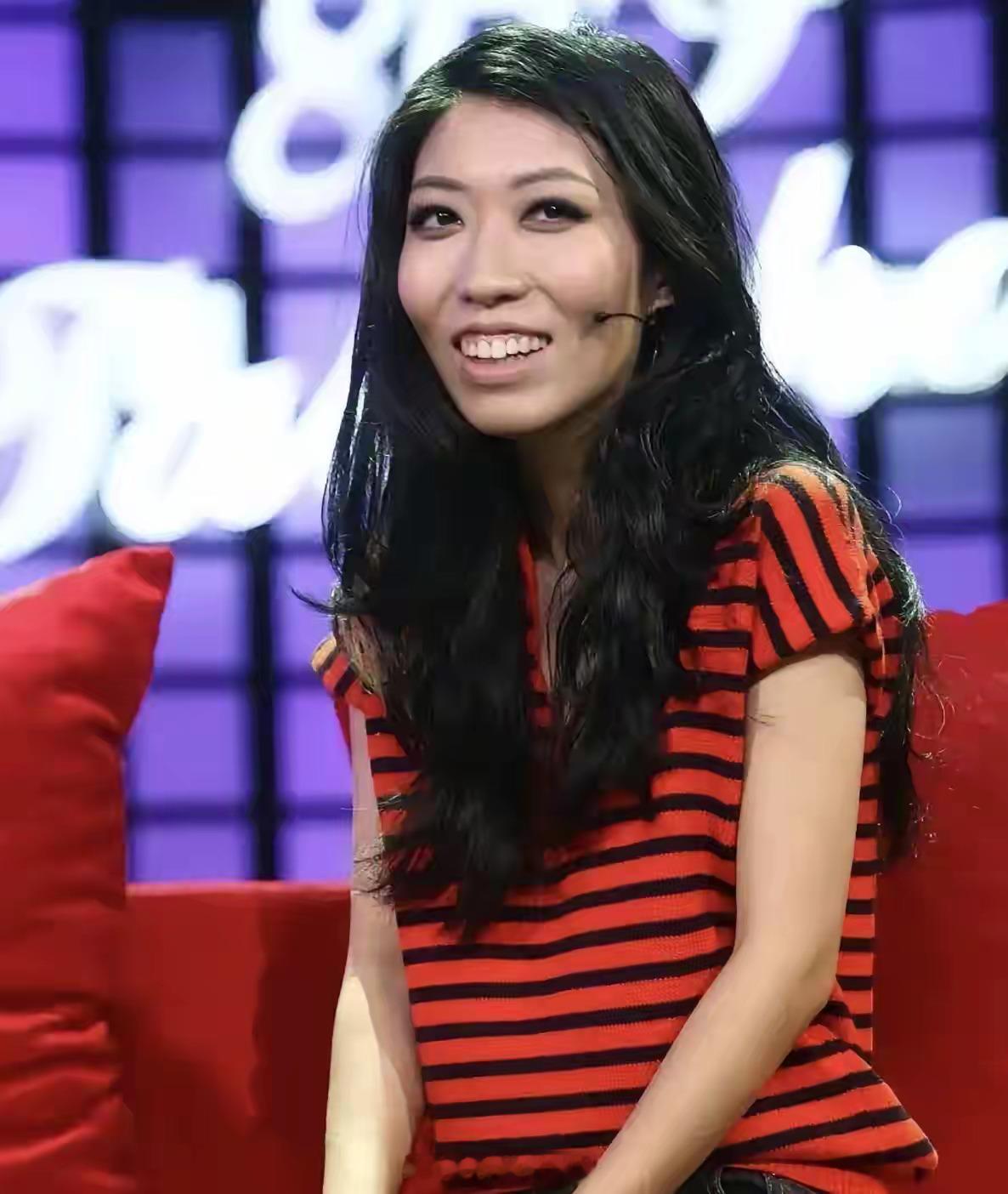 特意去查曲婉婷，一查被惊到，原来口罩期间她已确诊乳腺癌。那段时间暴瘦到颧骨突出，