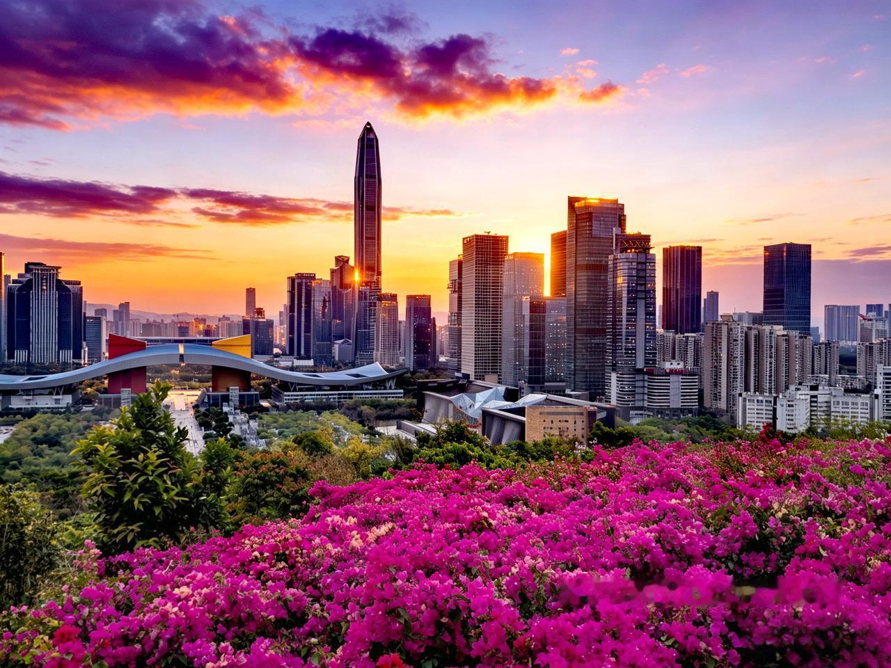 深圳莲花山公园是一处来深圳必去打卡的公园。它是俯视深圳福田区城市CBD最佳位置，