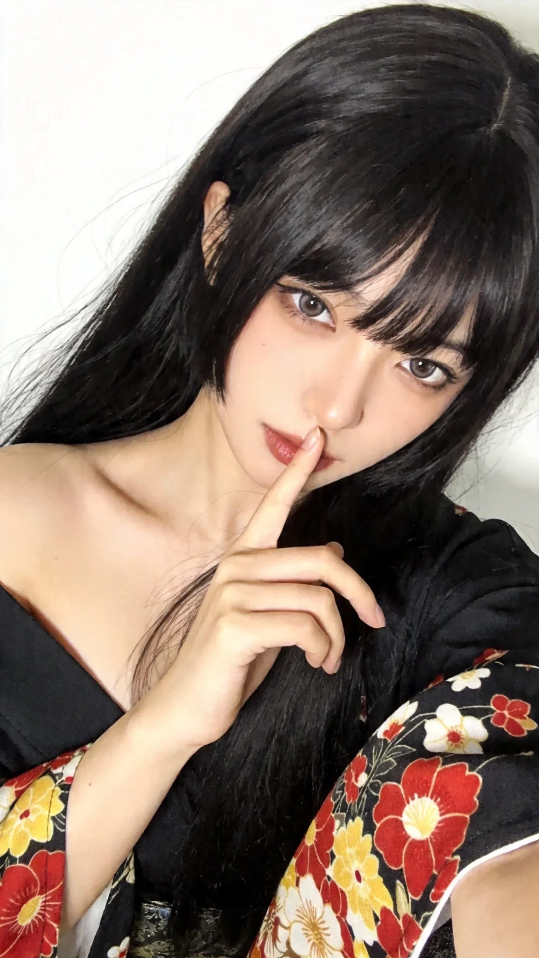 一位长发及腰可爱的女生。构图随意却尽显生活中的绚丽日常，人像摄影，日常...