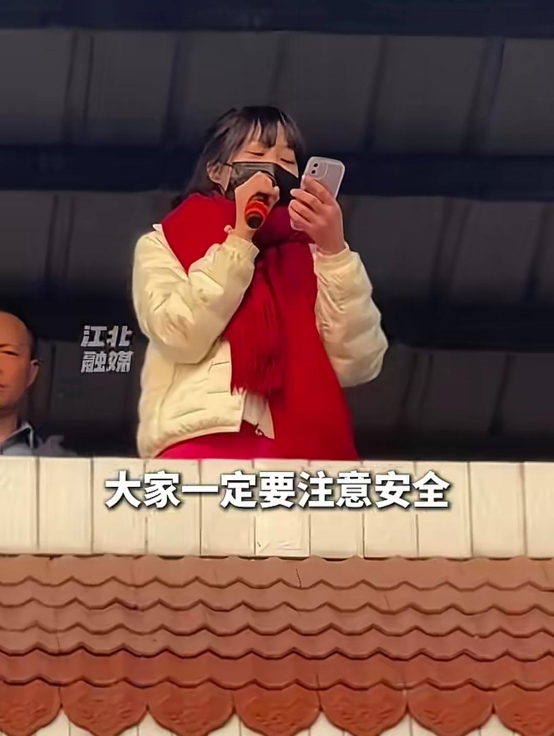 这场溢出院坝的宴席，盛满了当代人的乡愁。

农家院门口圆桌延展如画卷，邻里往来端