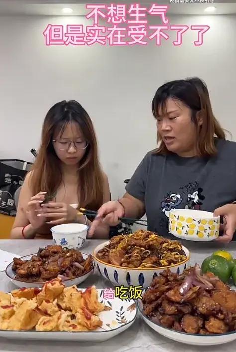 “这拿筷子姿势，太恶心了”，一段母女吃饭视频火了，又一个贫民窟的小公主 ​​​