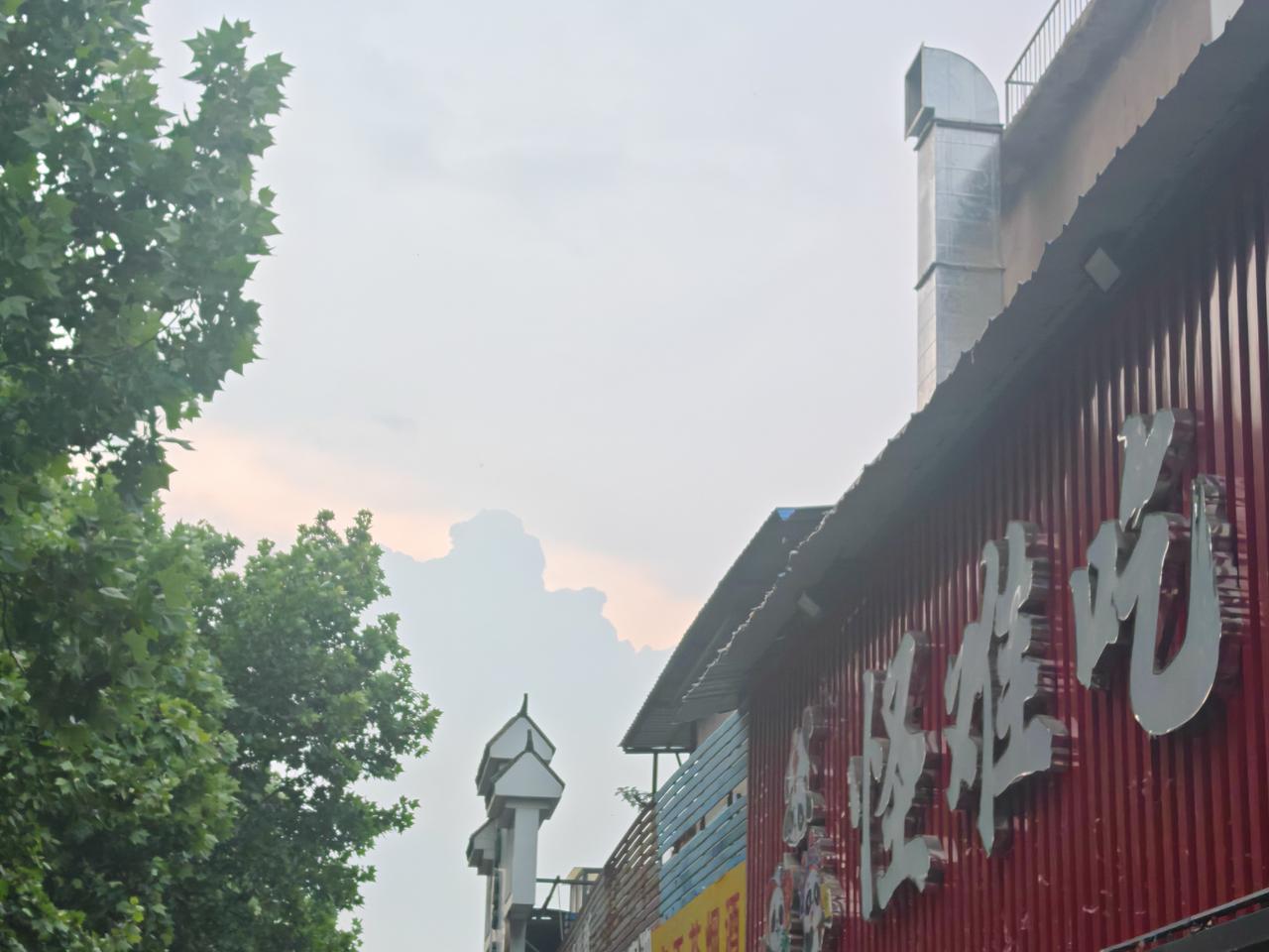 要下雨了，云朵就像被打翻的棉花糖罐子，变得奇形怪状。它们不再是晴天时那轻飘飘、软