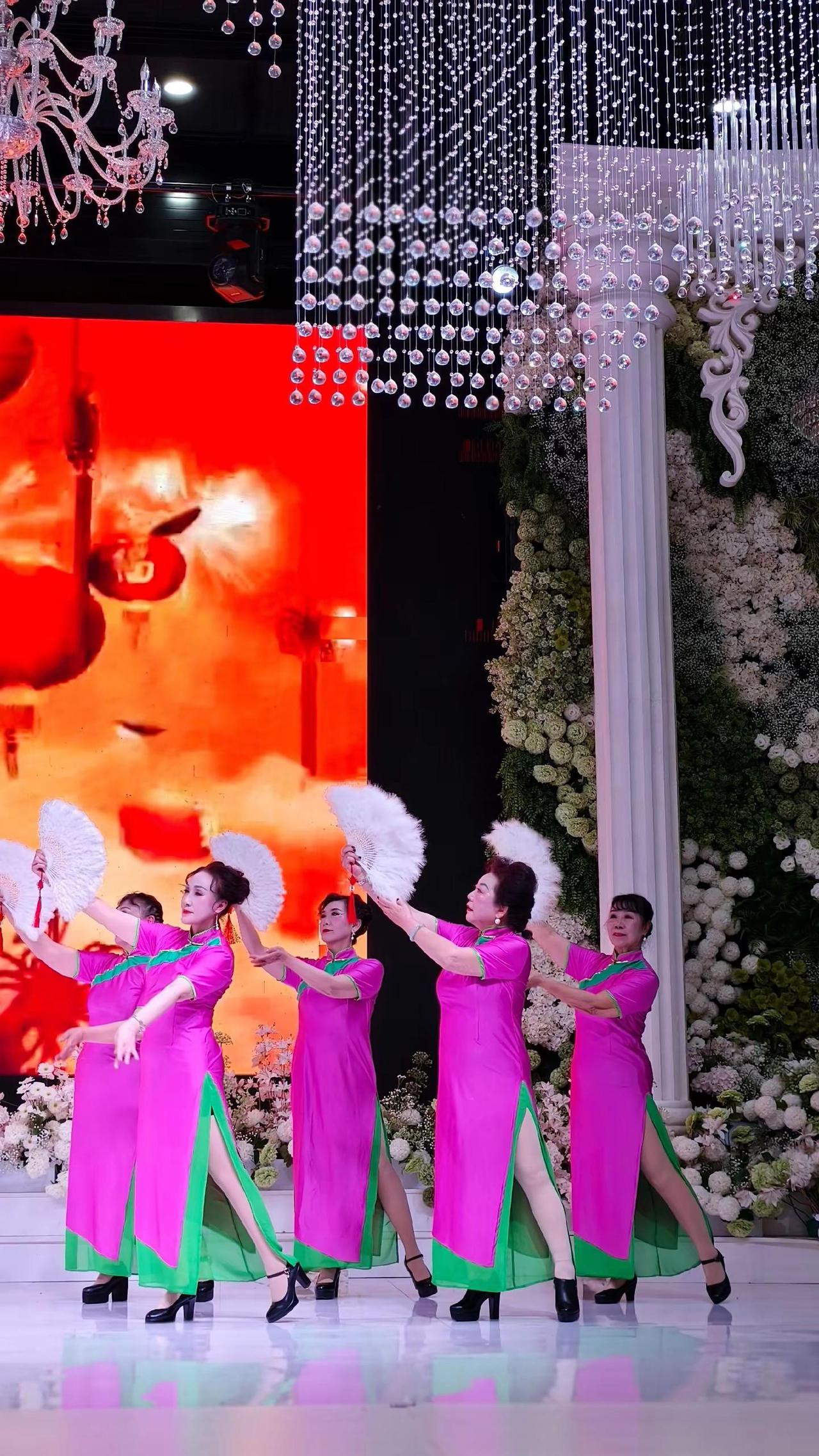 年会舞蹈和舞友们一起的快乐时光