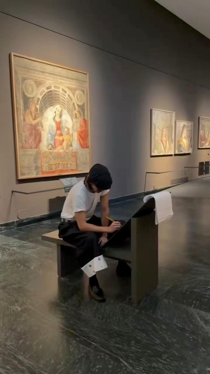 蔡徐坤也有坐不住的时候 谁懂啊蔡徐坤在米兰美术馆对着3D画研究了半天以为是真的，