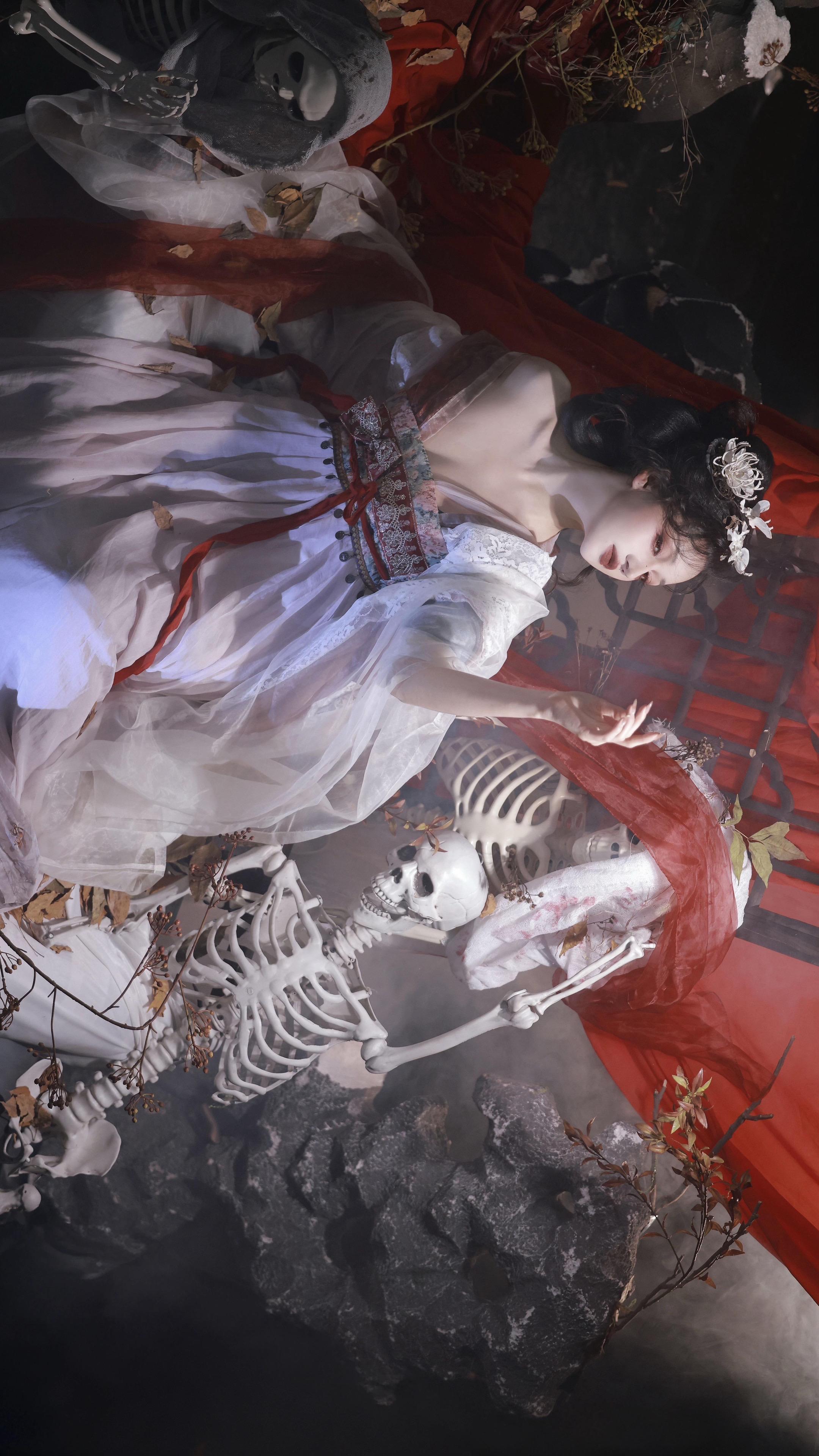 “他们都怕我，你呢”出镜：  妆造