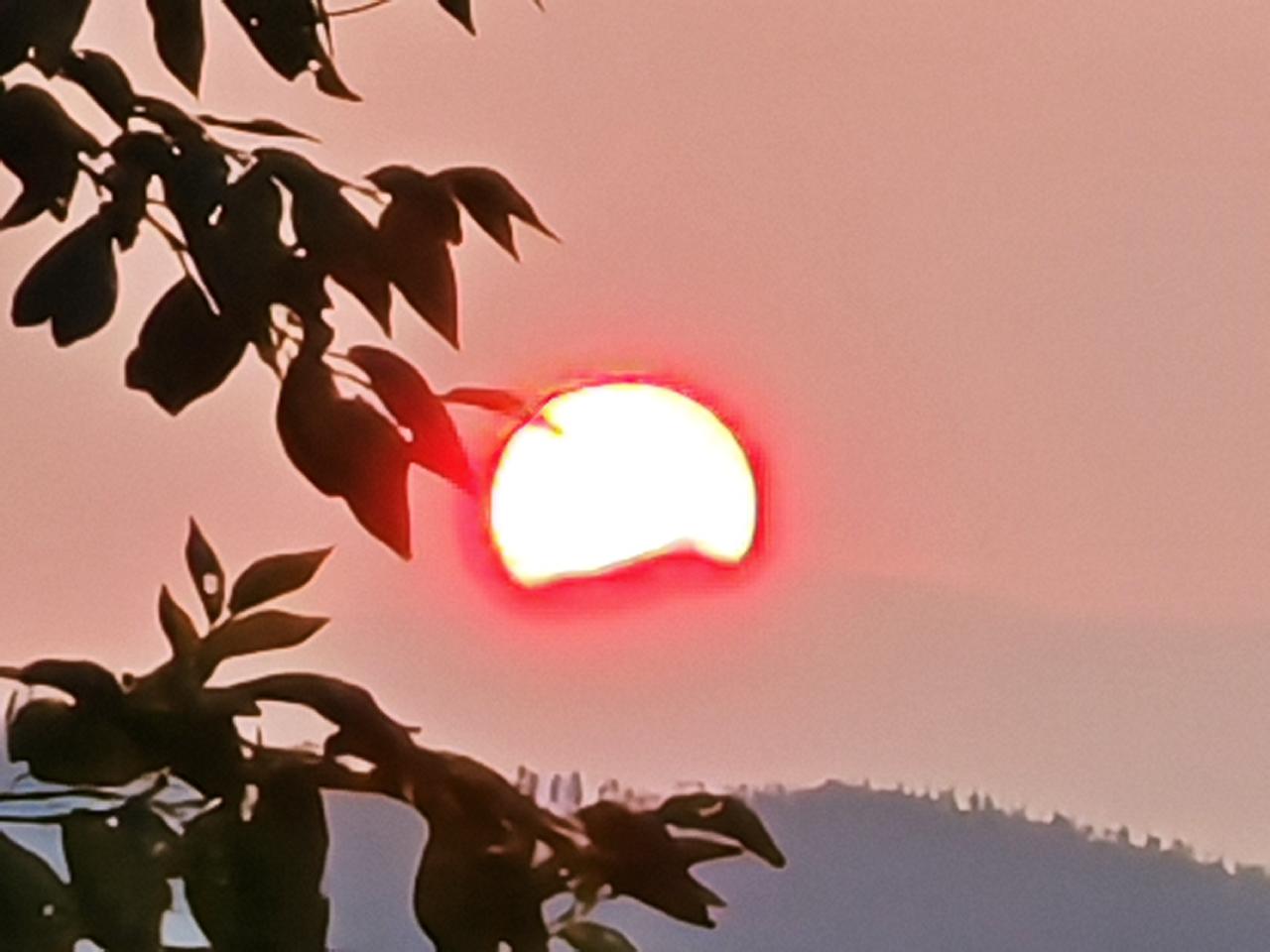 能分享一下手机里最美的夕阳照片吗日暮苍山远，月明共婵娟！黄昏日落景 黄昏余晖图