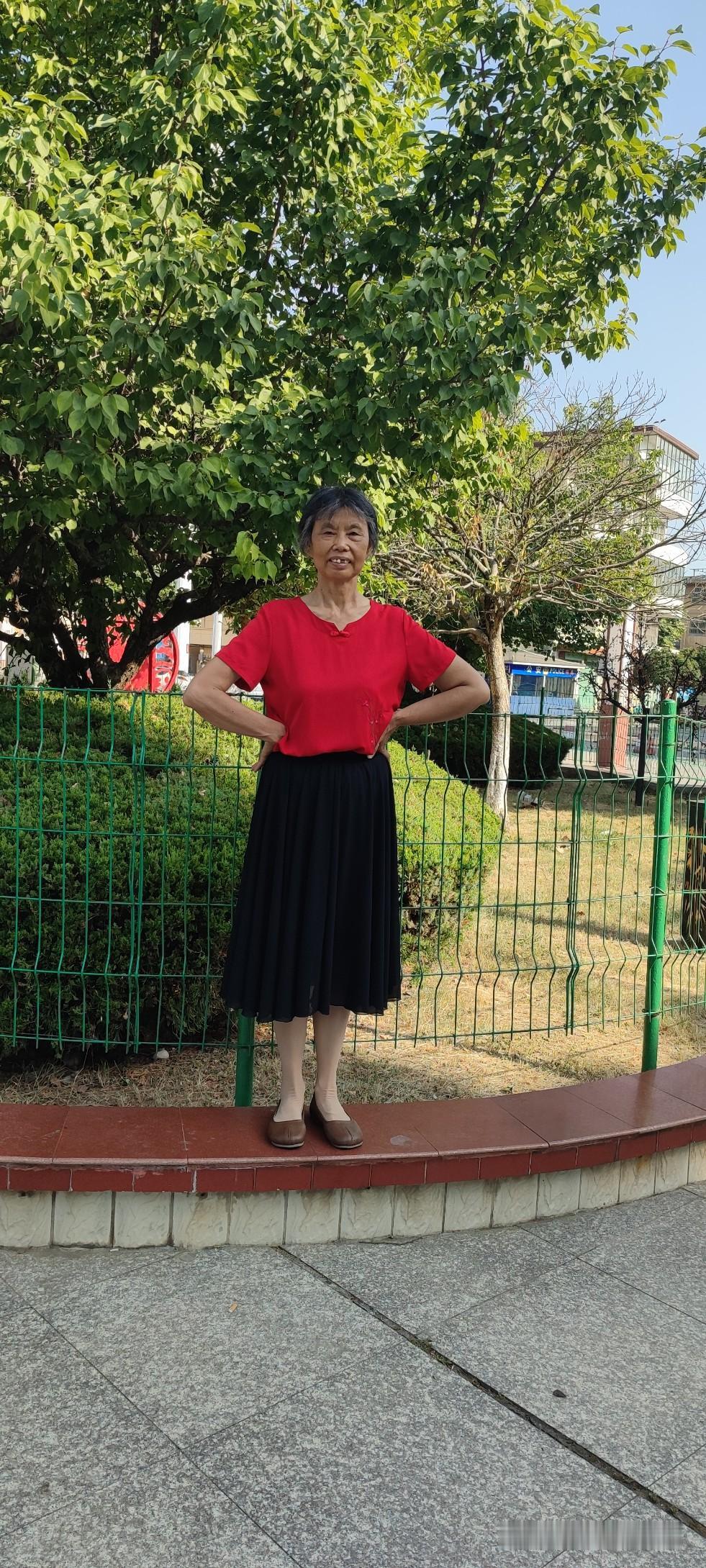 满是烟火气的田园日常最是治愈人心，守着家门口这方小菜地，小日子过得平淡又格外踏实