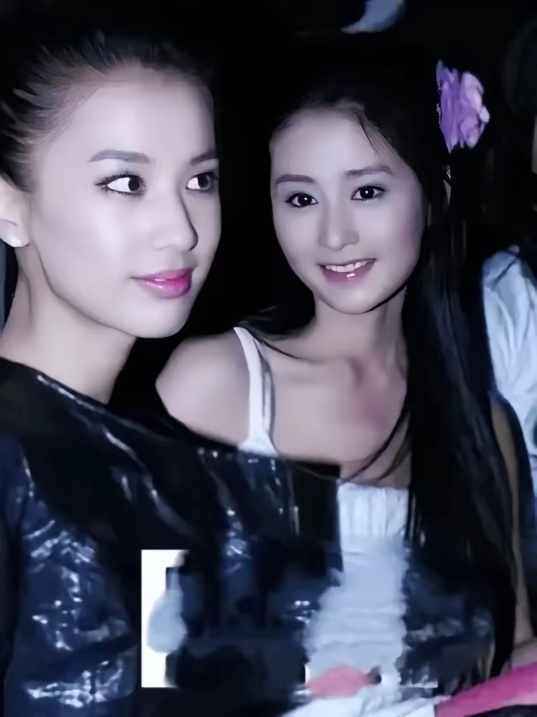 当年好多人纷纷表示黄圣依嫉妒颖儿，这样看她们的合影照片，颜值难分伯仲，但可以看得