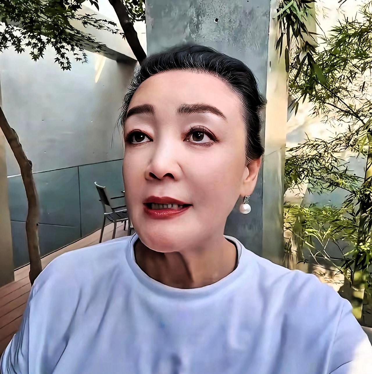 大房子，花园好，孩子住着，也舒服。大家都看，觉得好，儿媳也要长住。这房子，兰姐买