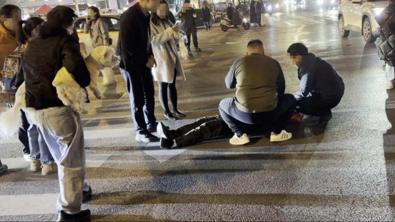 1月15日长沙倒地男子已离世
1月15日晚7点左右，长沙一男子突然在路边昏倒，路