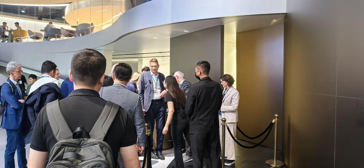 随着上海国际车展的召开，尊界S800成为了众多车迷和业内专家关注的焦点，也吸引了