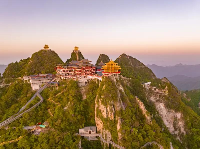 岳阳楼上忧天下，请君来对下联下联：老君山前念苍生。