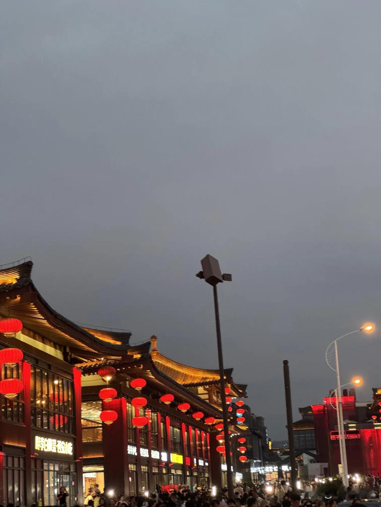 长安灯如昼——八月中旬的大唐不夜城漫记

八月的西安，白日的暑气总是拖沓到傍晚才