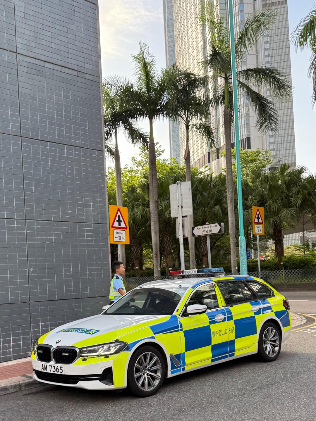 香港中环码头维护参观山东舰人群的警车