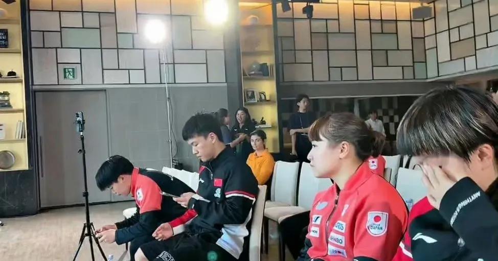 咦？为啥[吃瓜群众]？
昨天发布的是大迪、向鹏、张本智和、伊藤美诚参加抽签，现在