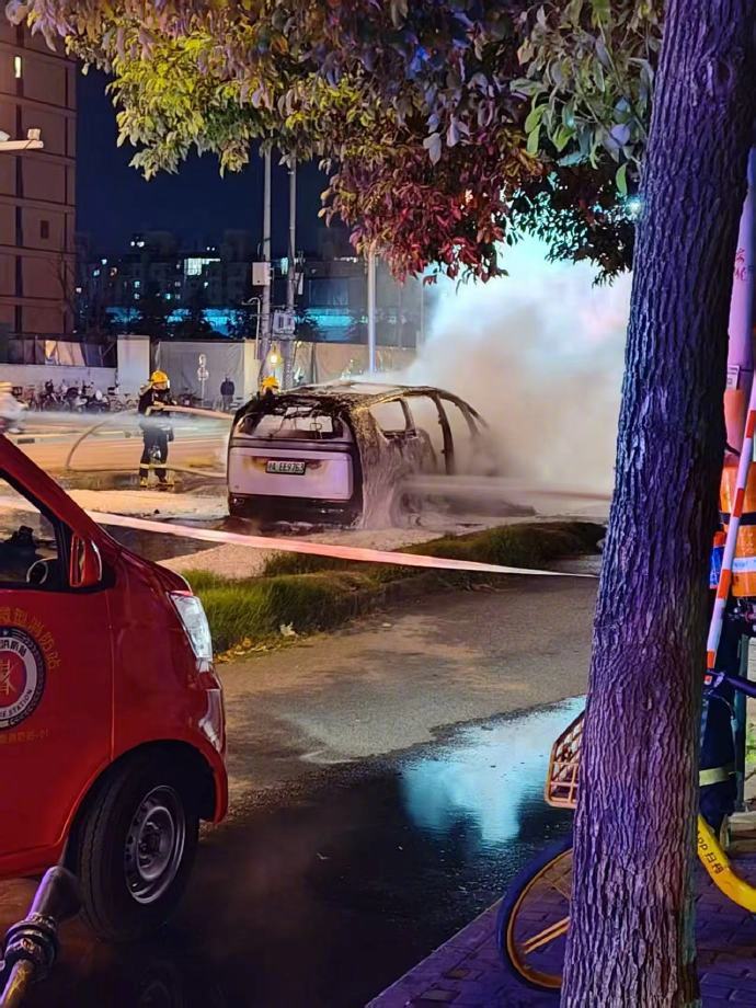 理想Mega行驶途中起火2人逃生感觉最近已经听到过很多起汽车自燃的事故了，还好2