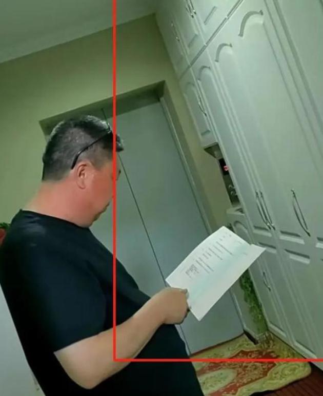 “错误谁来承担？”2023年辽宁，女子回家发现自己家的门被邻居封死，警方介入调查
