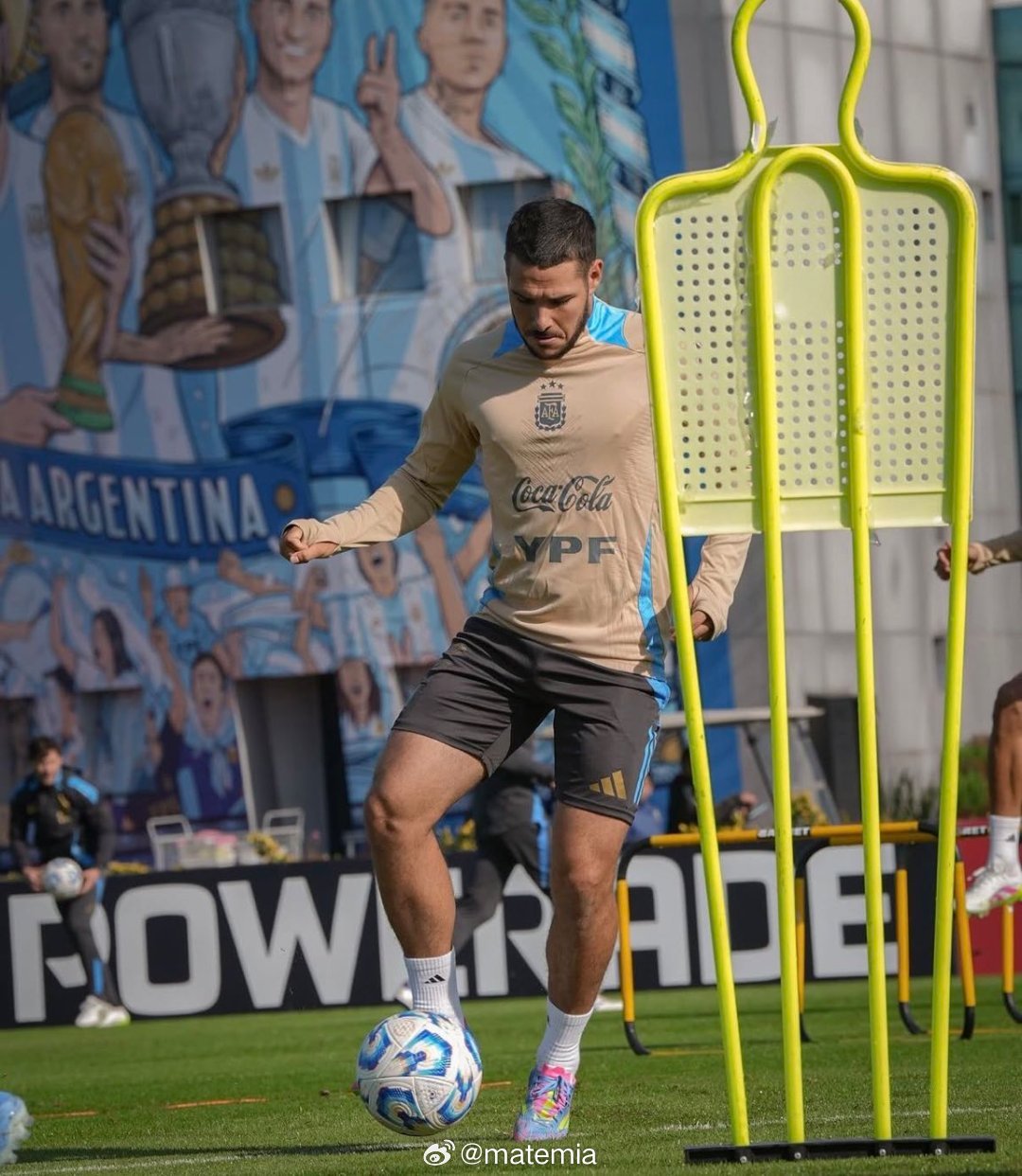 维拉埃米利亚诺·布恩迪亚入选阿根廷国家队。 ​​​