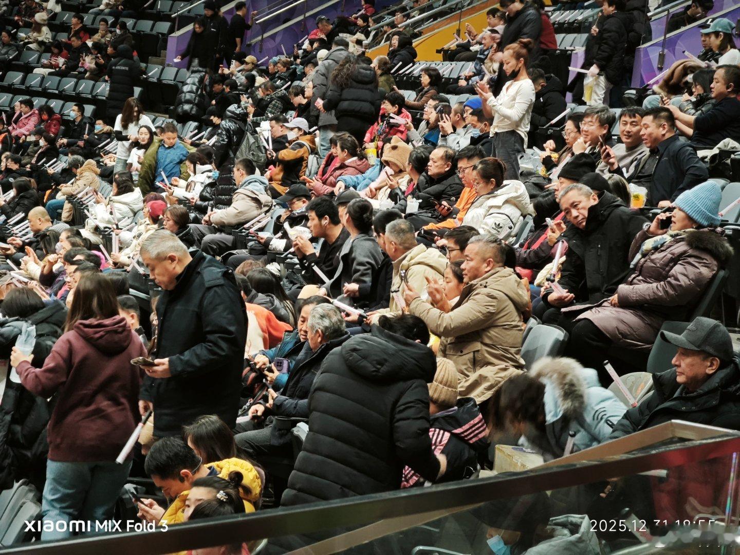 田震是我最喜欢的女歌手，没有之一，我会唱她的每一首老歌。来看跨年演出的大都是老人