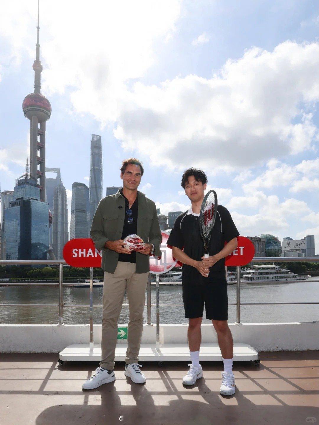 周冠宇费德勒切磋网球 上海大师赛举办期间，超级挚友费德勒携手中国首位F1车手周冠