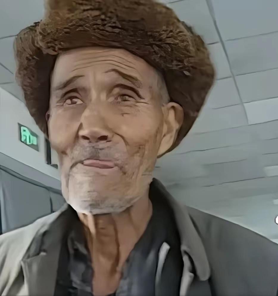 新疆89岁老人揣着一辈子积蓄独自看病，刚下火车钱就没了，急得直哭，谁料，民警了解