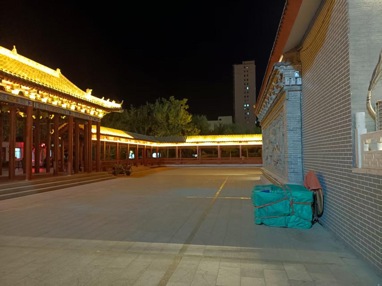 曹海峰：
邯郸磁县:城隍庙广场 戏楼背面杂物该清理！
2026年4月29日