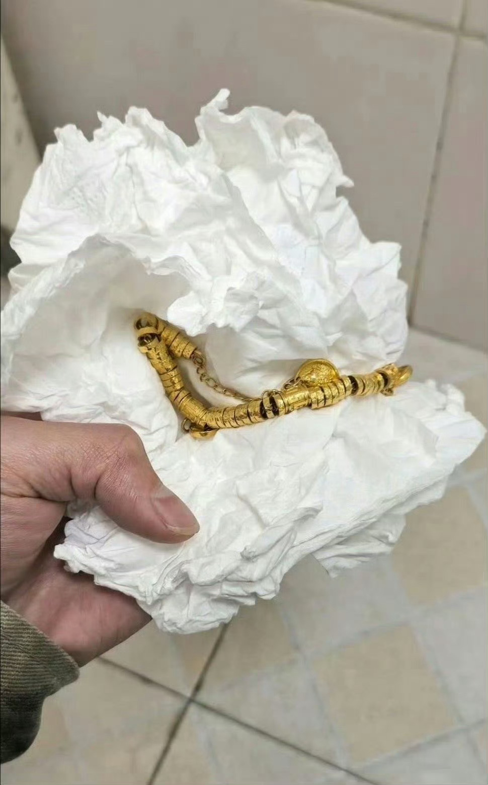 上厕所看到个纸团一打开发现是惊喜啊 ​​​