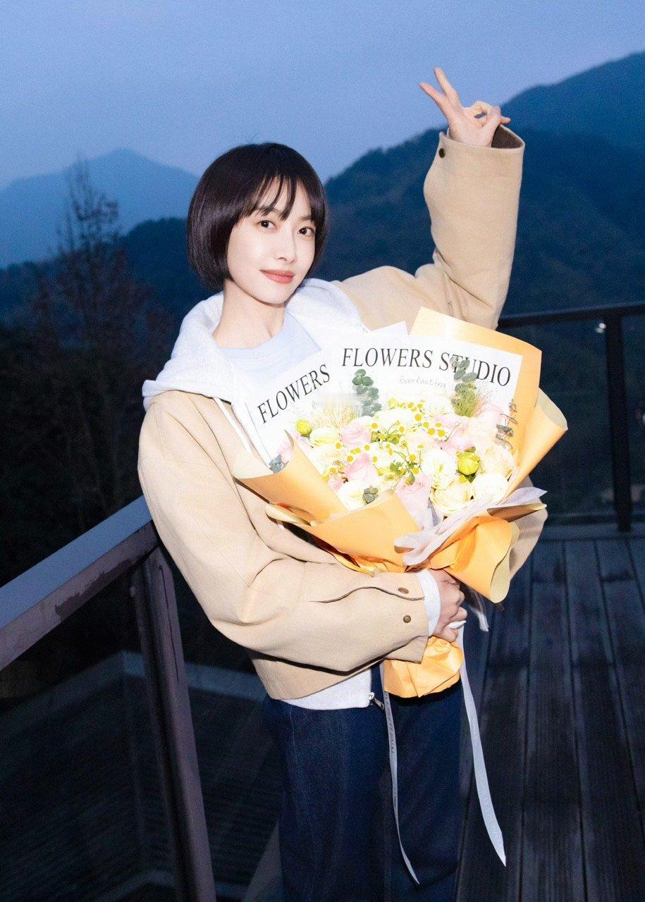 宋茜狂花杀青照宋茜短发杀青照宋茜狂花捧花杀青照宋茜