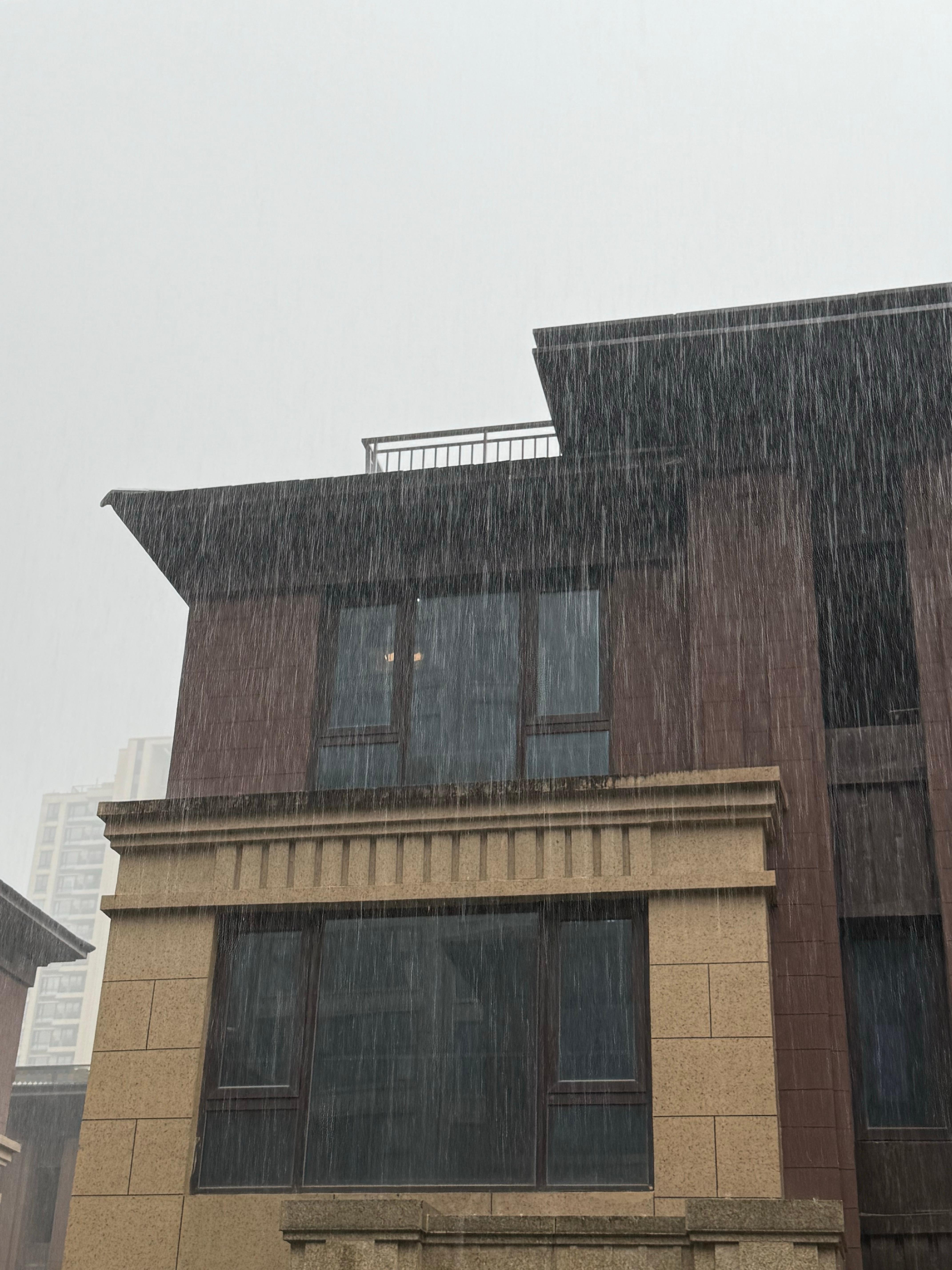 这是三十年来我遇到的雨水最多的夏天 