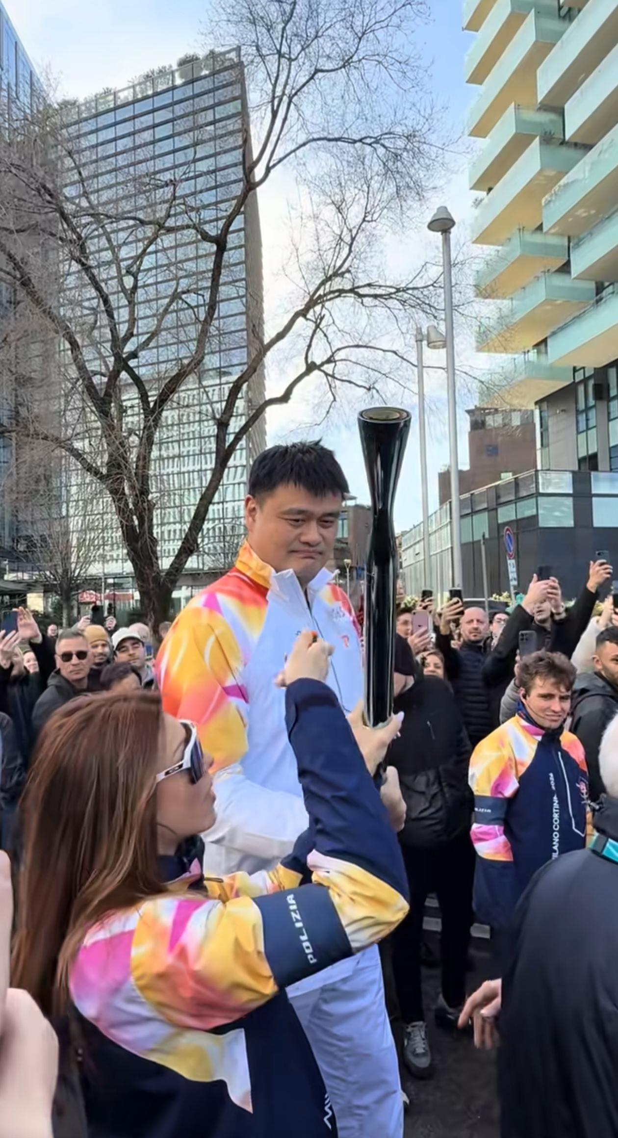 姚明在米兰冬奥会上当火炬手传递圣火，在国外人群中仍然是鹤立鸡群，而且非常受欢迎。