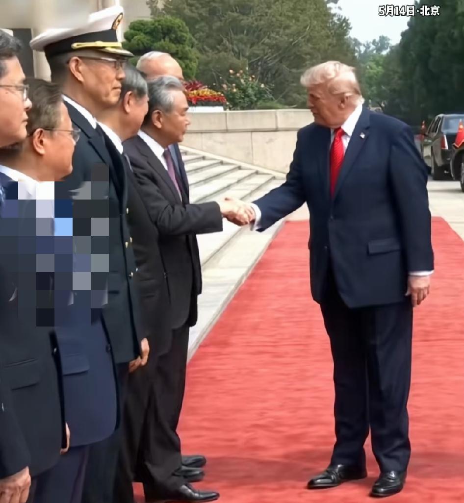特朗普总统来了中国，整个人看起来突然变得很儒雅了，举手投足之间也有一股温文尔雅、