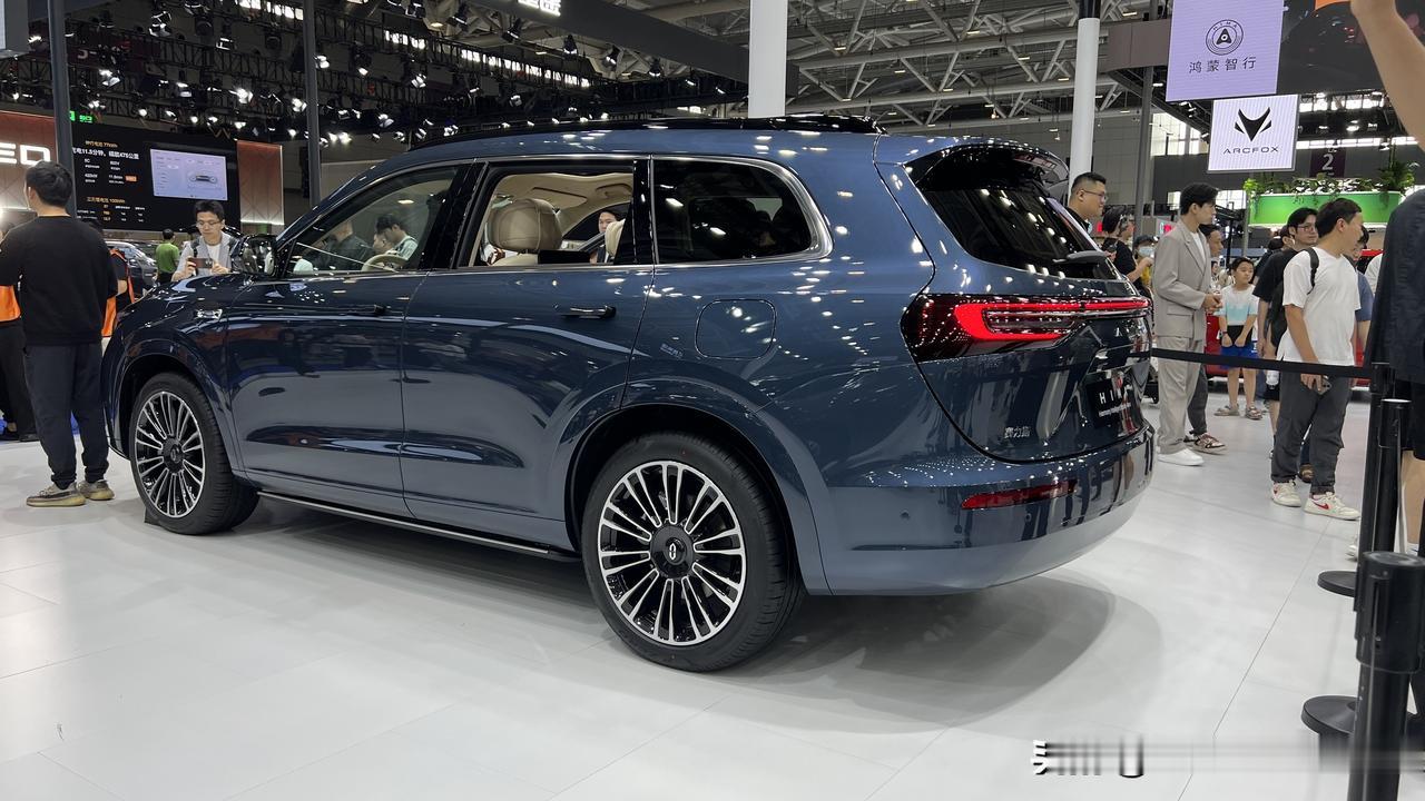 问界M7亮相粤港澳大湾区车展！作为问界旗下最热卖的车型，M7又迎来了更新，新车售