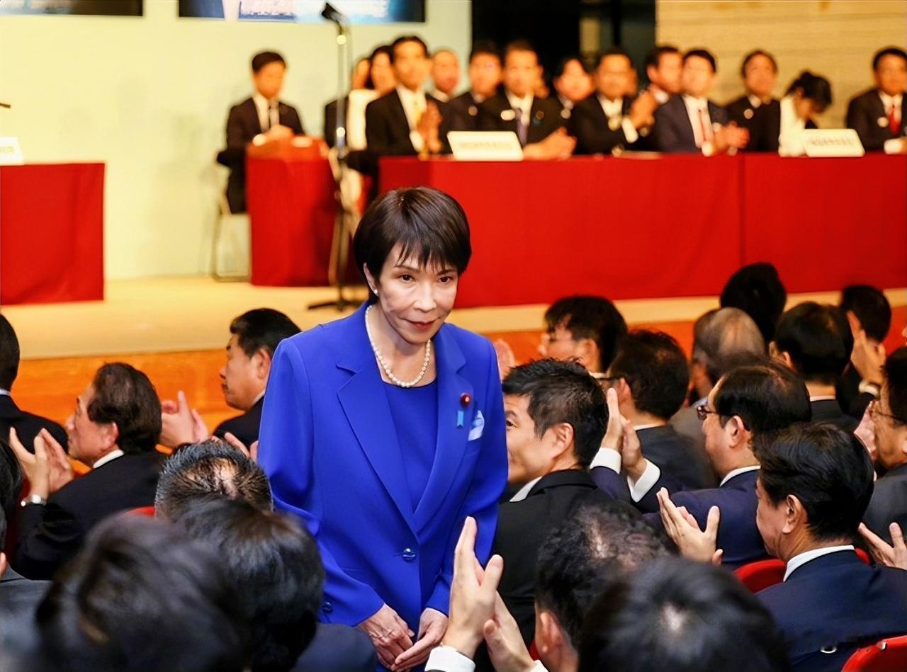 高市早苗惹众怒了！日本首相高市早苗凌晨三点上班的新闻引发日本内部高度讨论，随后，