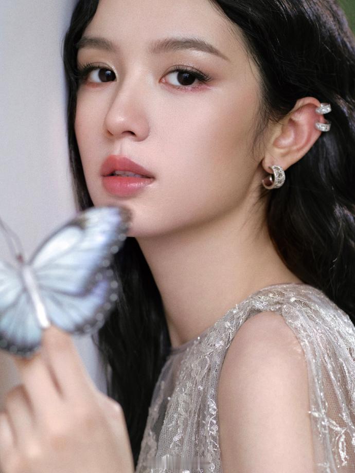 银纱透视裙秀曼妙身姿、清新怡人——周也。每日明星美图分享