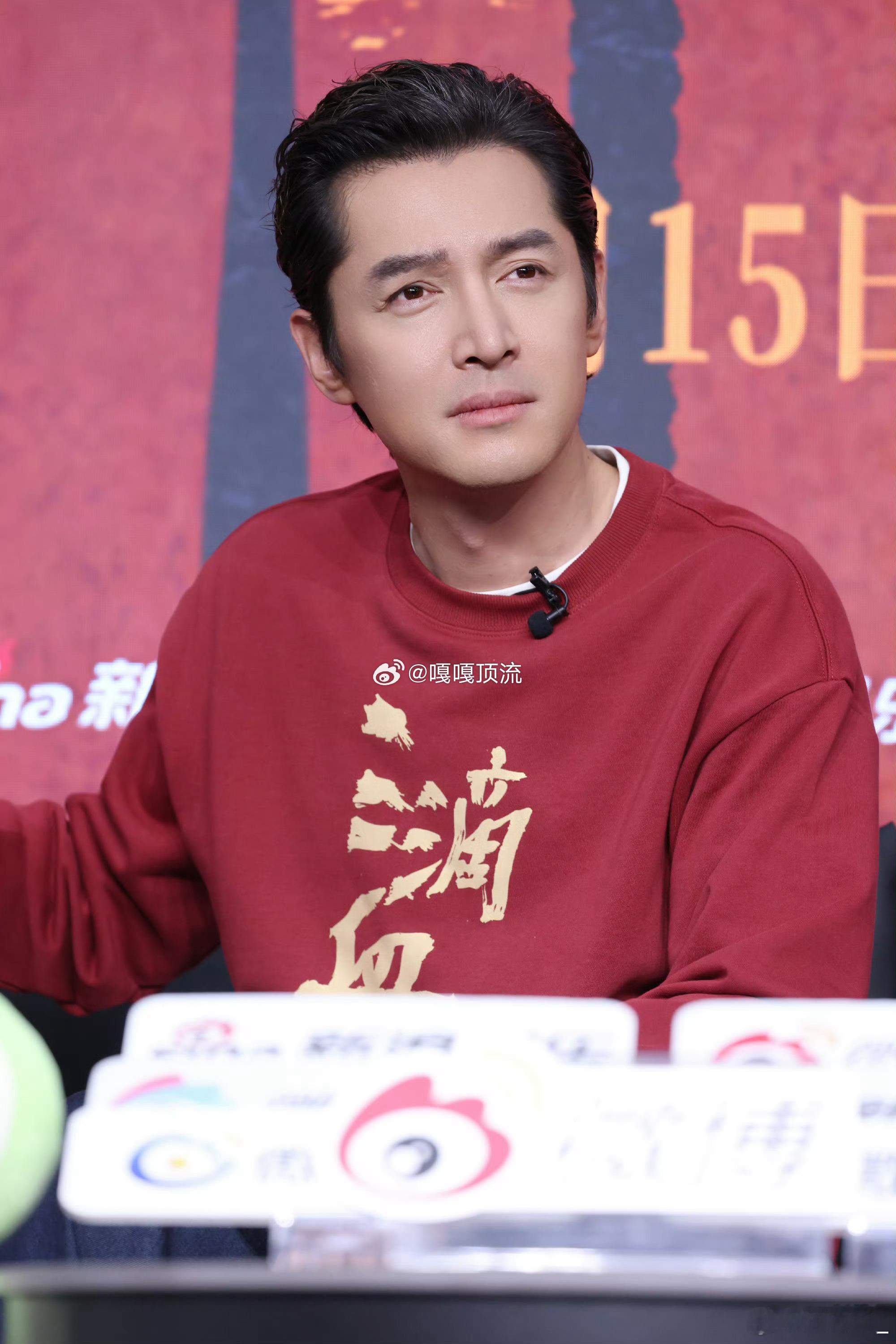 谁还没被胡歌的“网感延迟症”萌到！为《三滴血》宣传时和文淇玩大学热梗，全程上演“