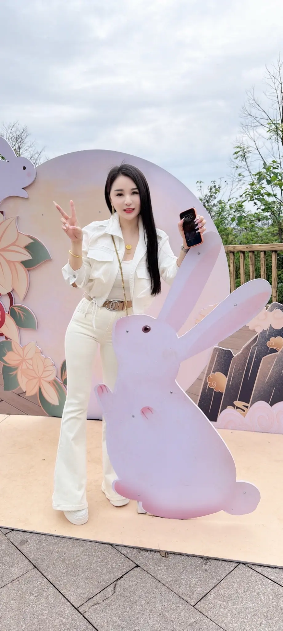 平时穿百褶裙，不觉得自己屁股这么大😂