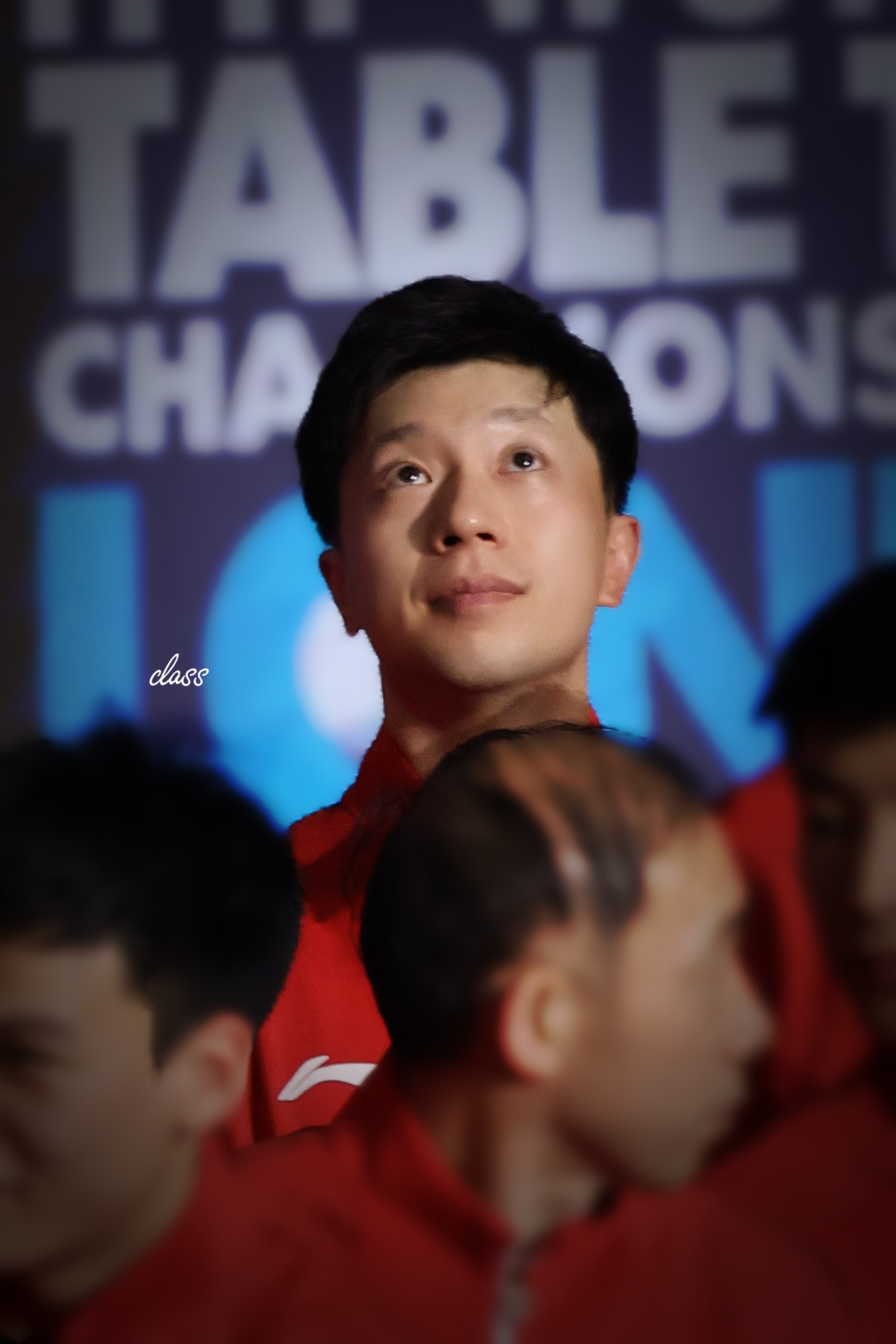 鞍山小马马龙终于松了一口气 20260510 伦敦世乒赛颁奖摸了几张小猫图探头探