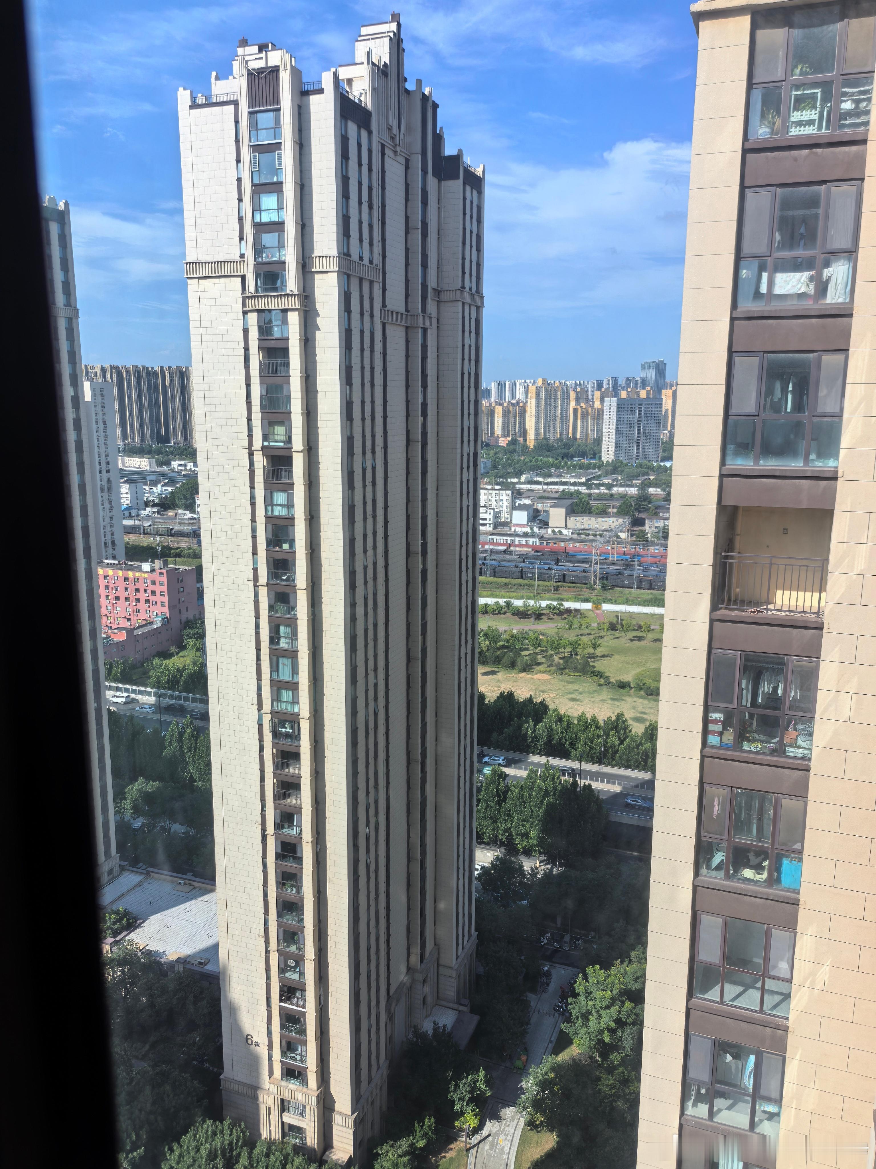 今天早上一睁开眼就八点半了，阳光透着窗帘的缝隙照进来，一看就知道今天大太阳。起来