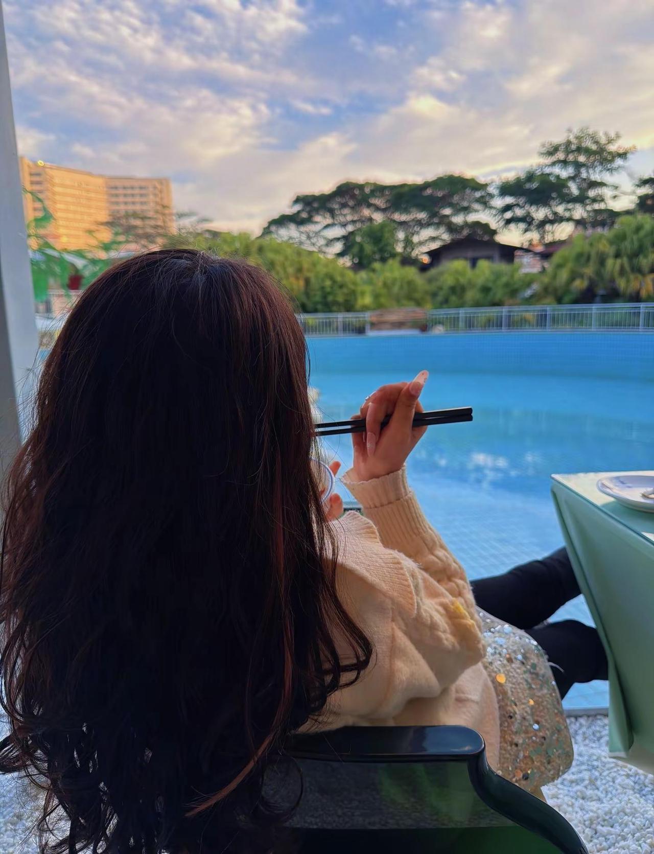 往后只想安安稳稳的过好一年又一年 健康多点 快乐多点 其次都是其次.