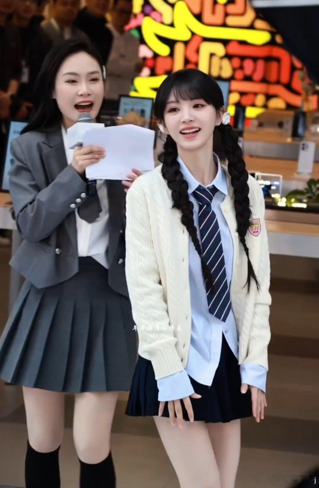 田曦薇今天双马尾校园风学姐  好甜的甜妹我爱小田