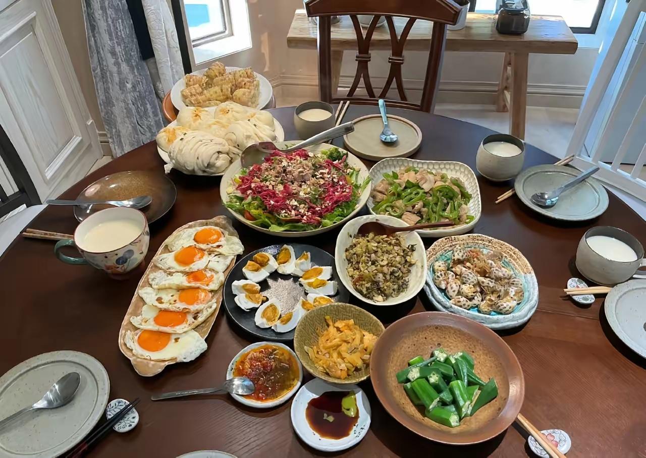 判断一个餐厅到底卖不卖预制菜，可以从以下三点判断：
第一点，看菜量。一般来说，小