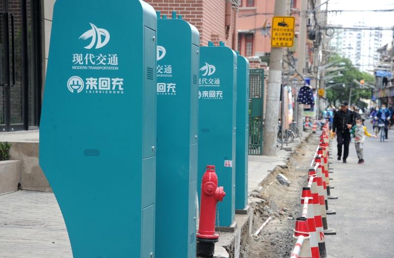 比亚迪在充电桩领域布局很有一套。它不仅研发自家的充电桩产品，像壁挂式和直流快充桩