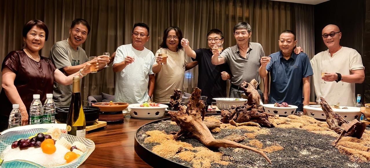 侯爷返乡
他工作生活在美国已有二十多年了吧？
昨夜难得一聚，一众电视台老同事围坐