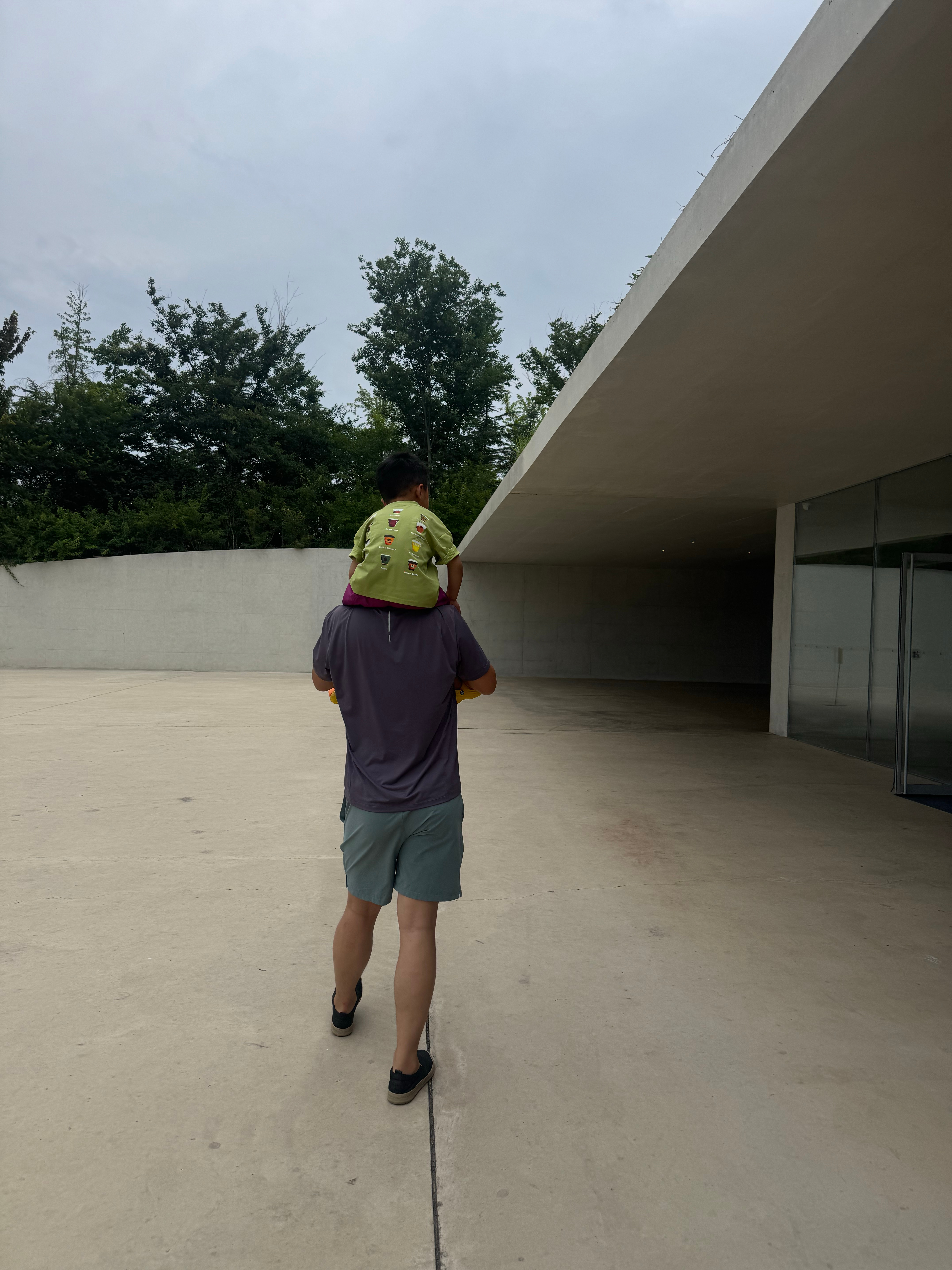 父亲节就是父亲多带娃的日子。（爷俩不知道上哪了我自己在家发这条微博） 日照·上沟