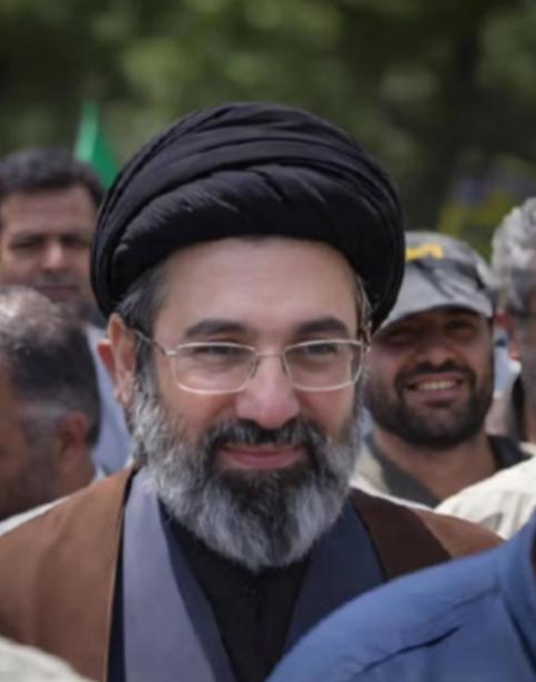 4月25号这一天，伊朗两根大棒一起砸下来，把美国人之前苦心营造的那套“伊朗已经快