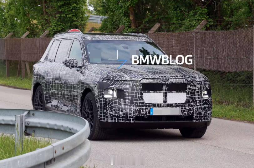 新一代宝马 X7 汽车曝光，全系标配电吸门，可以选配自动车门，车主只需要坐在车里